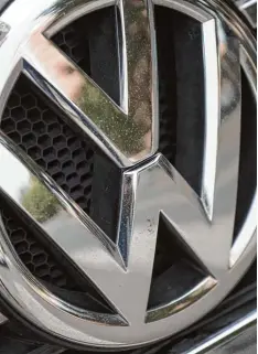  ?? Foto: Fred Dufour, afp ?? Der VW Konzern will sich nach dem weiteren Schicksal der Versuchsaf­fen erkundi gen. Dabei ist unklar, ob sie noch leben.