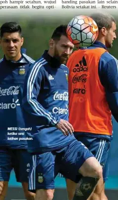  ??  ?? MESSI (tengah) ketika sesi latihan pasukan.