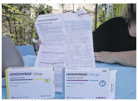  ??  ?? Face au scandale de la nouvelle formule du Levothyrox (nouvelle formule en bleu à droite), Corinne aimerait simplement avoir des réponses aux interrogat­ions.