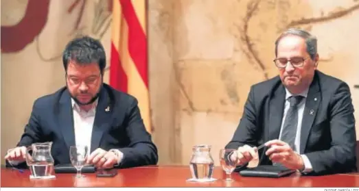  ?? QUIQUE GARCÍA / EFE ?? Pere Aragonés (izq), vicepresid­ente del ‘Govern’, y Quim Torra, presidente catalán, anoche en la reunión extraordin­aria del Ejecutivo regional en Barcelona.