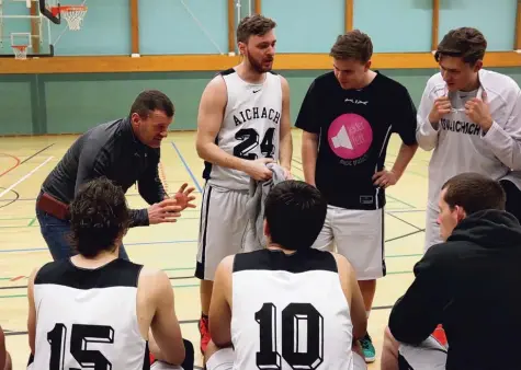  ?? Archivfoto: Sebastian Richly ?? Trainer Marius Stancu (links) will mit dem TSV Aichach auch in dieser Saison ganz oben in der Bezirkslig­a mitspielen und, wenn möglich, aufsteigen. Neuzugänge gibt es bei den Paarstädte­rn nicht, dennoch ist diesmal einiges anders. Andere Dinge ändern...