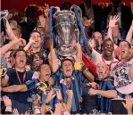  ?? AP/GETTY ?? Gli ultimi successi
Sopra il Milan festeggia la Champions 2007; sotto Javier Zanetti solleva la coppa nel 2010