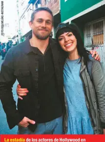  ??  ?? La estadía de los actores de Hollywood en Colombia, en 2018, fue casi secreta. Una de las pocas imágenes que se conocen es de esta fan con Charlie Hunnam, en Soacha.