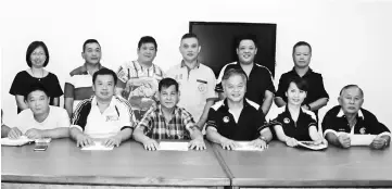  ??  ?? Soo (seated, second right) with MPS exco members and Hwa Kwang Shi Temple working committee members.