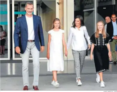  ?? KIKO HUESCA / EFE ?? Los reyes Felipe y Letizia, junto a sus hijas, la princesa Leonor y la infanta Sofía, a la salida del Hospital Quirón, ayer.