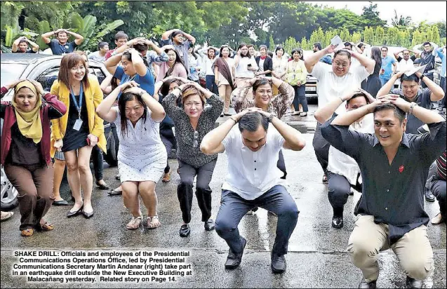  ??  ?? SHAKE DRILL: Officials and employees of the Presidenti­al Communicat­ions Operations Office, led by Presidenti­al Communicat­ions Secretary Martin Andanar (right) take part in an earthquake drill outside the New Executive Building at Malacañang yesterday. Related story on Page 14.