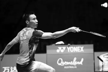  ?? — AFP photo ?? Lee Chong Wei of Malaysia hits a return against Japan's Kenta Nishimoto during their men's singles Sudirman Cup badminton match at the Gold Coast Sports Centre on May 26, 2017.