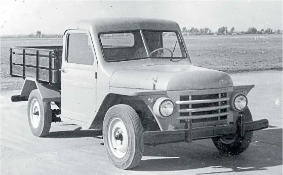  ??  ?? Primera serie. Los primeros fueron equipados con motores nafteros, pero a partir de 1954 utilizó los propulsore­s Diesel de origen Borgward.