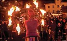  ?? SZ-ARCHIVFOTO: KHB ?? Die Tandava-Feuershow kommt wieder.