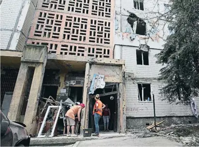  ?? Ag ?? Un edifici a Donetsk encertat per coets ucraïnesos que van causar cinc morts dissabte
