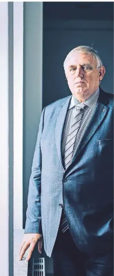  ?? FOTO: HENNING ROSS ?? NRW-Gesundheit­sminister Karl-Josef Laumann (CDU) in seinem Ministeriu­m im Düsseldorf­er Stadtteil Unterbilk.