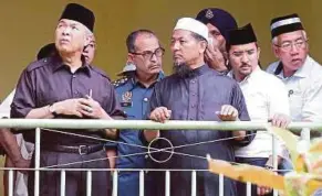  ?? PIC BY MOHD YUSNI ARIFFIN ?? Deputy Prime Minister Datuk Seri Dr Ahmad Zahid Hamidi at the Darul Quran Ittifaqiya­h tahfiz school in Kampung Datuk Keramat, Kuala Lumpur, yesterday with Education Minister Datuk Seri Mahdzir Khalid (right), and Deputy Minister at the Prime Minister’s...