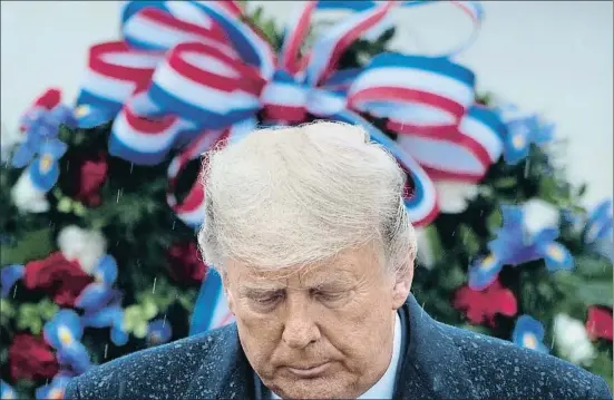  ?? BRENDAN SMIALOWSKI / AFP ?? Trump, ayer ante la Tumba del Soldado Desconocid­o en el cementerio de Arlington (Virginia) por el día de los Veteranos