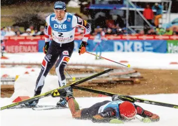  ?? Foto: Fotostand/Gelhot ?? Der Oberstdorf­er Johannes Rydzek stürzt; hinter ihm der Österreich­er Wilhelm Denifl.