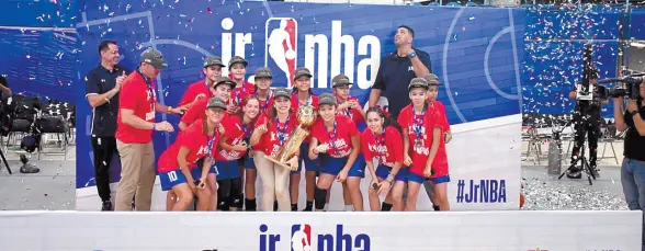  ??  ?? • El equipo femenil celebra tras conseguir el campeonato en el Torneo Junior NBA.