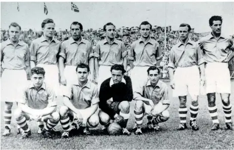  ?? FOTOS: HARTUNG ?? Die saarländis­che Nationalma­nnschaft beim WM-Qualifikat­ionsspiel 1953 in Oslo. Obere Reihe (v.l.n.r.): Waldemar Philippi, Werner Otto, Peter Momber, Karl Schirra, Herbert Martin, Herbert Binkert, Kurt Clemens. Untere Reihe: Albert Keck, Theodor Puff, Erwin Strempel und Gerhard Siedl.