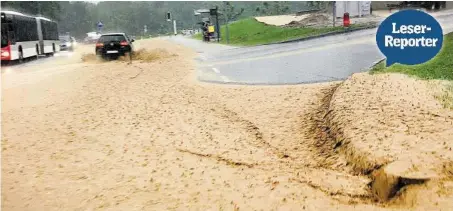  ??  ?? Erneut Regen, Blitz und Donner: In Yverdon-les-bains wurde eine Strasse von den Wassermass­en überspült.