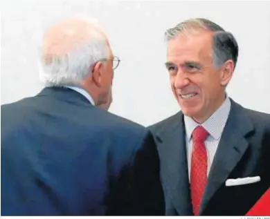  ?? J. J. GUILLÉN / EFE ?? Gonzalo Urquijo conversa con Josep Borrell, entonces ministro, en una imagen de 2018, cuando presidía Abengoa.