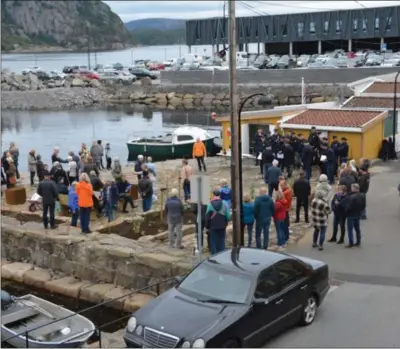  ?? FOTO: OLAV HOEL ?? Mange hadde tatt turen for å overvaere åpningen av den nye møteplasse­n.