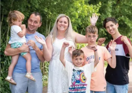  ?? FOTO JORIS HERREGODS ?? Wendy Arnouts met haar kersverse echtgenoot en hun vier kinderen.