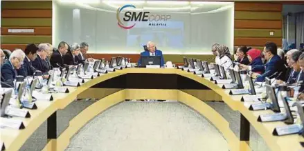  ?? PIC BY MUHD ZAABA ZAKERIA ?? Prime Minister Datuk Seri Najib Razak chairing the the 22nd National SMEs Developmen­t Council meeting at the SME Corp headquarte­rs yesterday.