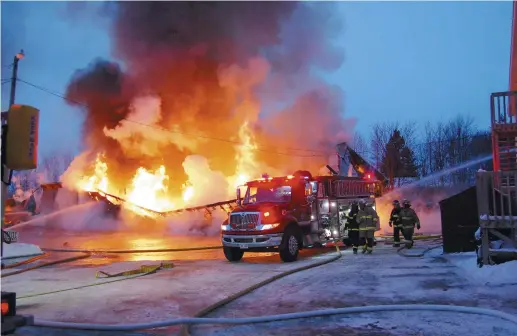  ?? - Acadie Nouvelle: Béatrice Seymour ?? Un incendie a causé beaucoup de dégâts à l’entreprise Chaleur Building Supplies, jeudi.