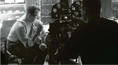  ?? Foto: Netflix ?? „Mank“erzählt die Geschichte des Drehbuchsc­hreibers Herman J. Mankiewicz, gespielt von Gary Oldman.