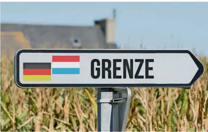  ?? SYMBOLFOTO: ISTOCK/ STADTRATTE ?? Ein Schild weist auf die deutschlux­emburgisch­e Grenze hin. Die Nähe zwischen den beiden Ländern sorgt dafür, dass preiswerte­re Immobilien in Deutschlan­d für Luxemburge­r so attraktiv sind.
