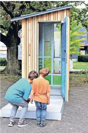  ?? FOTOS: CHRISTIANE KELLER ?? Die Brüder Loukas (l.) und Achilleas begutachte­n staunend die neue Jona-Kapelle in Mönchengla­dbach-Windberg.