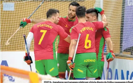  ??  ?? FESTA. Jogadores portuguese­s celebram vitória diante da Itália e passagem à final