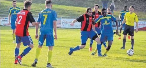  ?? FOTO: STEIDLE ?? Die Spieler der SGM Machtolshe­im-Merklingen mussten jüngst erst gegen den SC Heroldstat­t in Machtolshe­im ran. Die Partie in der Kreisliga A Alb endete 4:4.