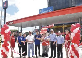  ?? (Second from right) Chevron Philippine­s Inc. District Sales Manager Kit D’aran, Country Chairman Louie Zhang is with TripleF Ventures Corp. President Dylan Ferrer to open the newest Caltex station to date located along EDSA cor. Scout Borromeo. ??