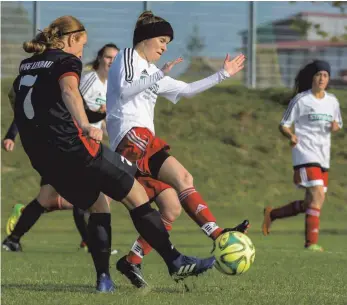  ?? FOTO: FLORIAN WOLF ?? Zugang Adela Gibasova (links) ist eine große Stütze für die Lindauer Fußballeri­nnen.