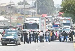  ??  ?? Médicos que cerraron la carretera arribaron desde Toluca, Metepec, Mexicaltzi­ngo, Calpulhuac, Acambay, Tonatico, Ixtapan y Ecatepec.