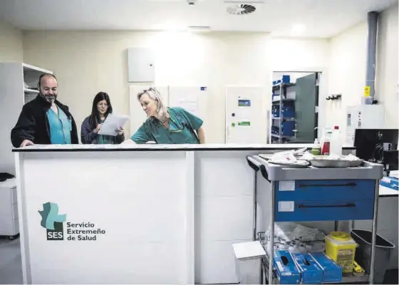  ?? FOTOS: CARLOS GIL ?? Personal de la unidad se prepara para la llegada de los pacientes que serán intervenid­os durante esa jornada por distintos especialis­tas.