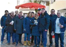  ??  ?? Ein großes Team unter dem roten Schirm der SPD: Bernd Schneider hat Unterstütz­ung für die anstehende­n Wahlen.