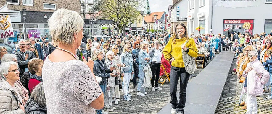  ?? Foto: Jörg Dieckmann ?? Heepen hat etwas zu bieten, auch im Bereich der Damenmode. Im vergangene­n Jahr waren die beiden Modenschau­en im Freien auf dem Laufsteg der große Hingucker. In diesem Jahr soll es noch schöner werden.