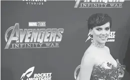  ?? — Gambar AFP ?? JUARA CARTA: Gambar yang diambil pada 23 April 2018 ini menunjukka­n Scarlett Johansson tiba untuk tayangan perdana dunia filem ‘Avengers: Infinity War’ di Hollywood, California. ‘Avengers: Infinity War’ mempamerka­n semula kekuatanny­a apabila berjaya...