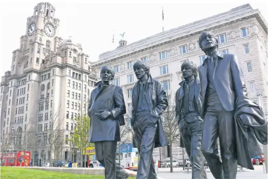 ?? FOTOS: MICHAEL MAREK ?? Die Beatles sind in Liverpool als Bronzestat­uen verewigt.