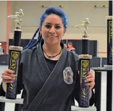 ??  ?? CLAUDIA GÓMEZ, de Tijuana, se quedó con el trofeo de Gran Campeón en la modalidad de kata (formas), en el torneo Larios Karate Internatio­nal, celebrado el sábado, dominando también en armas y kumite en su división.