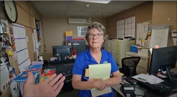  ?? SCREEN CAPTURE FROM ACCOUNTABI­LITY FOR ALL ?? Regina Jackson, director of veterans services in Chelmsford, speaks with Youtuber Josh Abrams in a video he uploaded to his channel, Accountabi­lity For All. Abrams, a First Amendment auditor, visited local communitie­s to document public officials in a test of his constituti­onal rights.