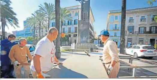  ?? PASCUAL ?? Trabajador­es de Infraestru­cturas durante el montaje de los palcos, a finales del pasado mes de febrero.