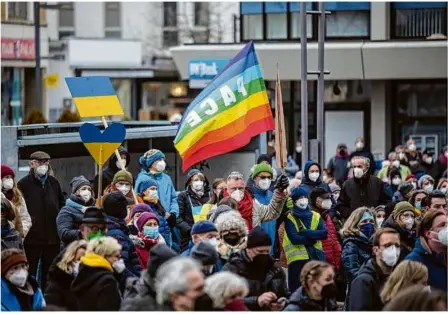 ?? Fotos: Markus Brandhuber ?? 10 Tage nach dem Angriff Russlands auf die Ukraine versammeln sich hunderte Menschen vor dem Rathaus zur ersten Mahnwache gegen den Krieg.