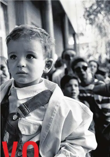  ??  ?? Le lacrime di una madre mentre decide
se separarsi dal figlio, mettendolo sul bus che lo porterà fuori da Sarajevo assediata. È il 1992, Gordana Burazor e Andre oggi vivono in
Australia (foto in alto a destra)