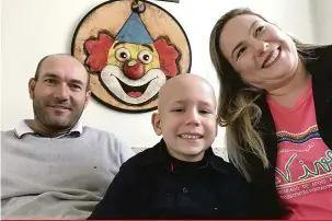  ??  ?? Geraldo e Érica Motta Boccato com Miguel, diagnostic­ado com leucemia: tratamento trouxe alívio