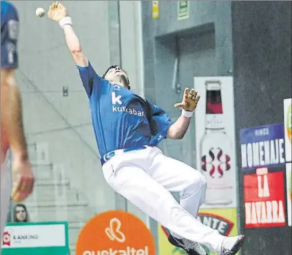  ?? FOTO: MIREYA LÓPEZ ?? Acrobático Elezkano volvió con fuerza a la competició­n para imponerse a Arteaga en un partido que dominó con claridad