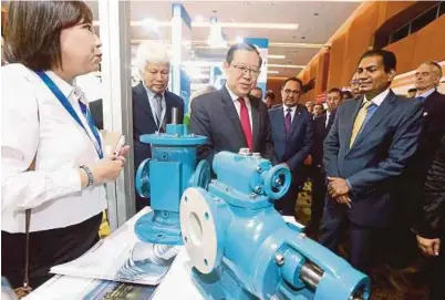  ?? [ FOTO SALHANI IBRAHIM / BH ] ?? Guan Eng (tengah) ketika menghadiri Pameran Kejurutera­an Minyak, Gas dan Petrokimia Asia Ke-17 (OGA 2019) di Kuala Lumpur, semalam.