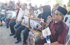  ??  ?? ISMAIL (empat kanan) merakamkan gambar kenangan bersama penerima bantuan PPRT 2017.