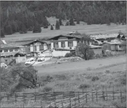  ?? CHOGO / XINHUA ?? Left: Tashigang village nestles right in the middle of picturesqu­e Lunang forest farm. Right: Tibetan innkeeper Phuntsog welcomes visitors from Henan province at Tashigang village in Nyingchi prefecture, Tibet autonomous region.