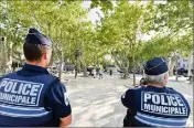  ?? (Photos Sophie Louvet et François Baille) ?? Place des Lices, hier, les policiers n’ont constaté aucun signe des réjouissan­ces annoncées par le chef Christophe Leroy.